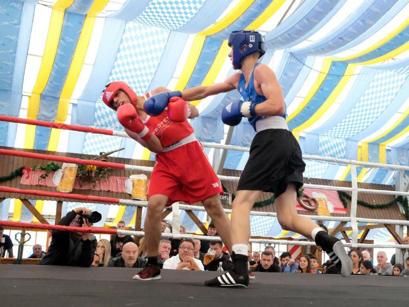 Schlagkraft im Festzelt: Beim Volksfest-Boxen flogen die Fäuste